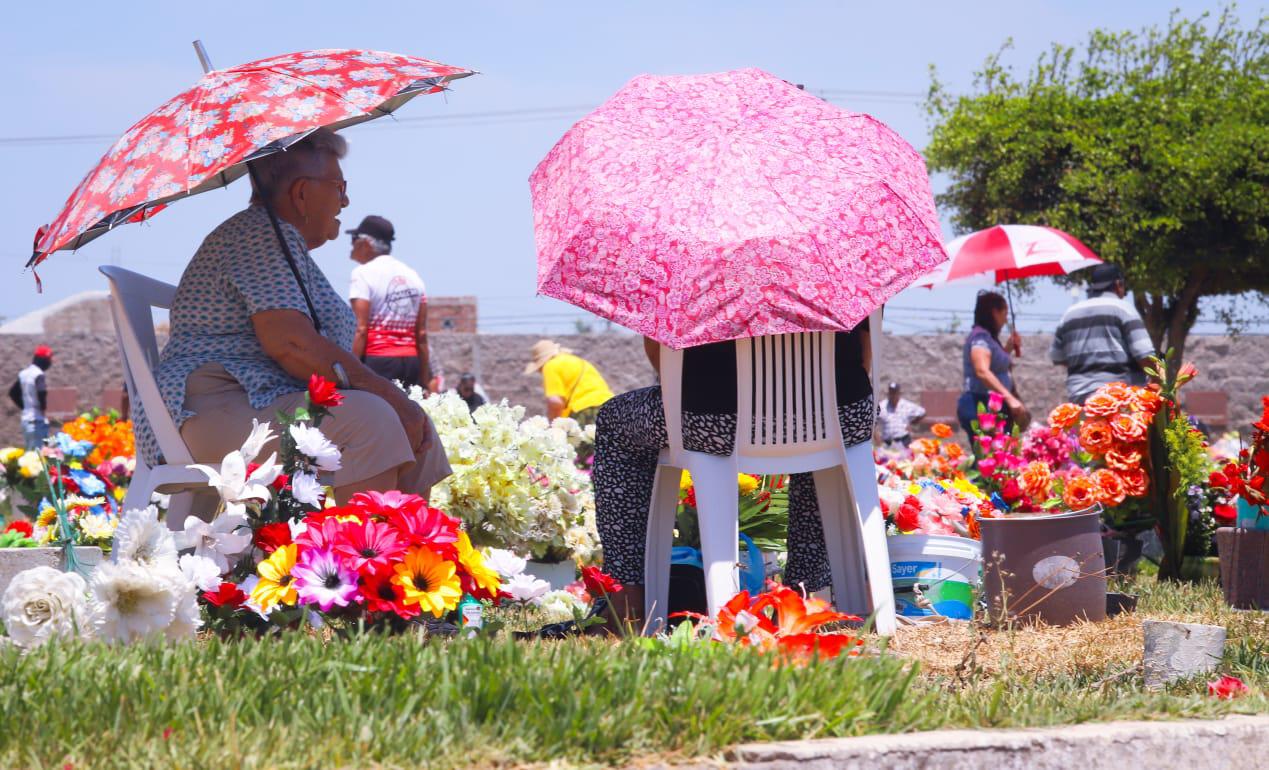 $!Acuden centenares de personas a dejar flores en panteones este Día de las Madres, en Mazatlán