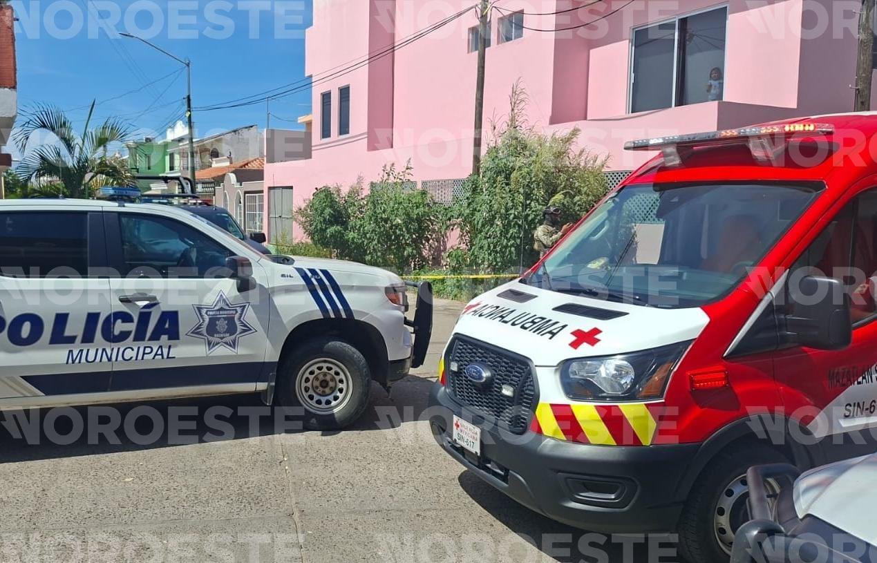 $!De un balazo en la cabeza matan a un hombre en la cochera de su casa, en Mazatlán