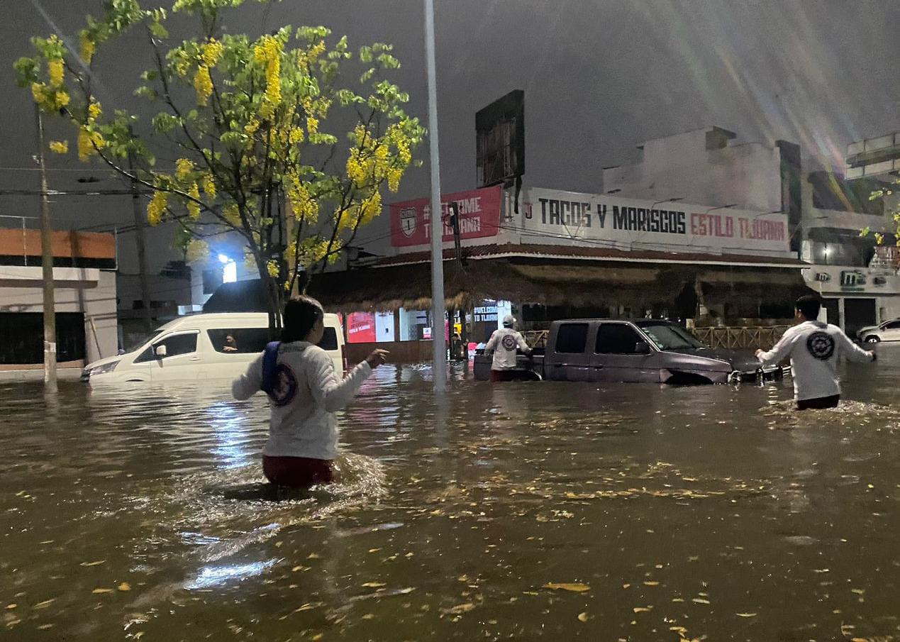 $!Policía Acuática auxilia a personas varadas por inundaciones en Mazatlán