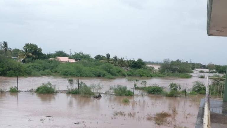 El nivel del agua dejó incomunicadas a las personas en sus casas en Jacola, sindicatura de Baila.
