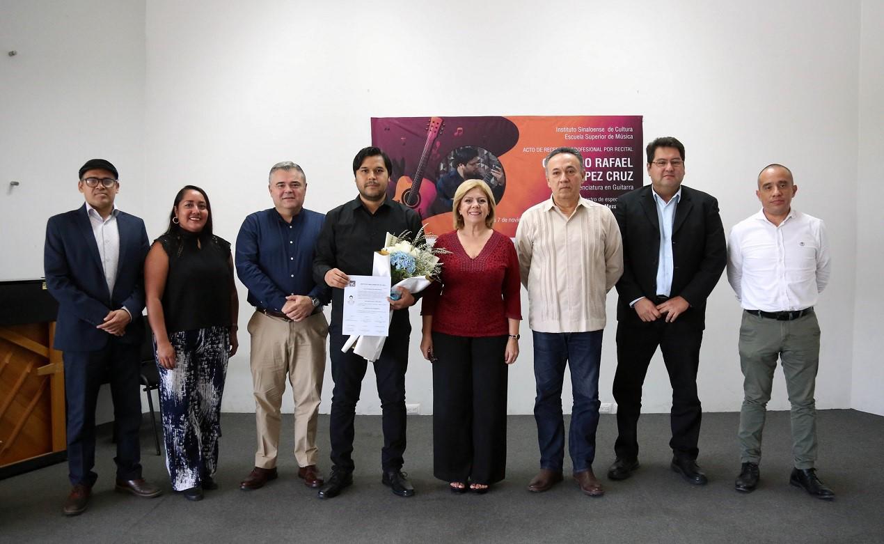 $!los miembros del jurado, por unanimidad, aprobaron el desempeño nuevo Licenciado en Guitarra.