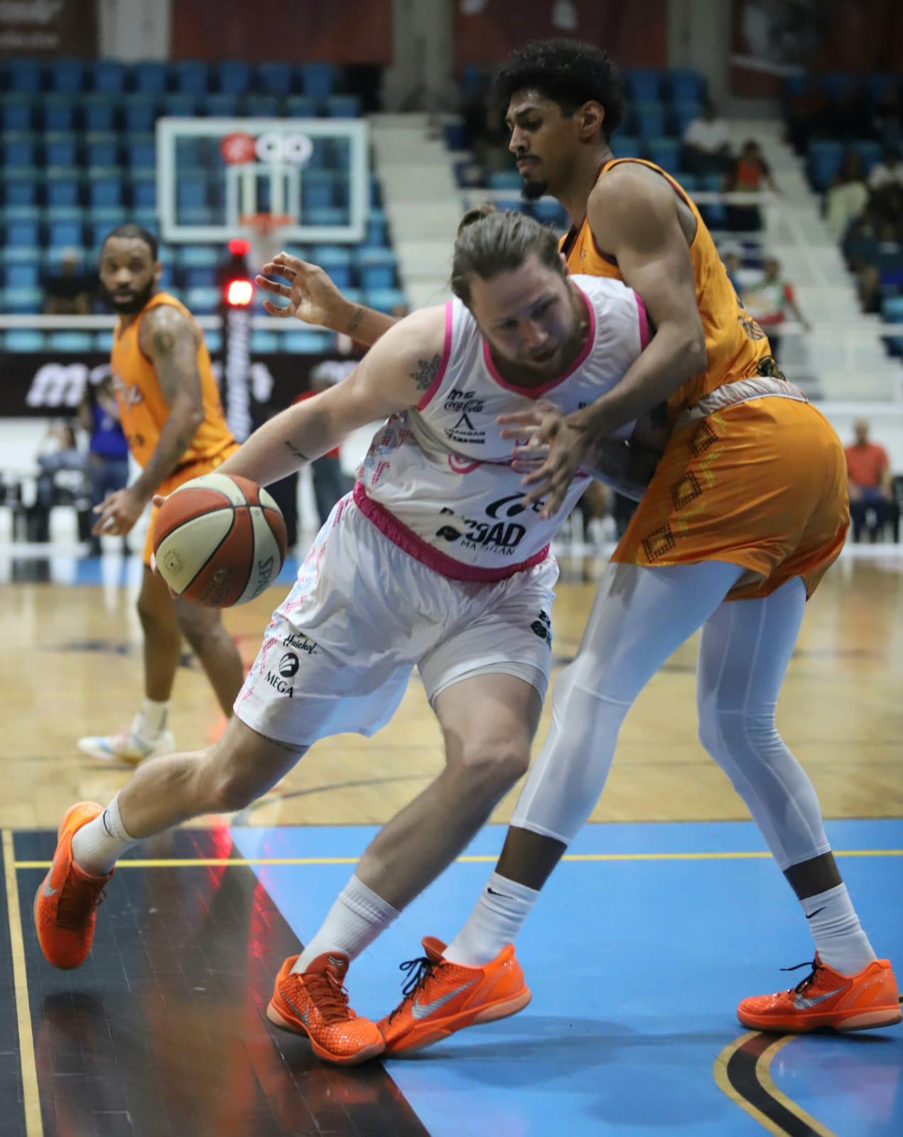 $!Venados Basketball liga triunfos en inicio de serie en el puerto