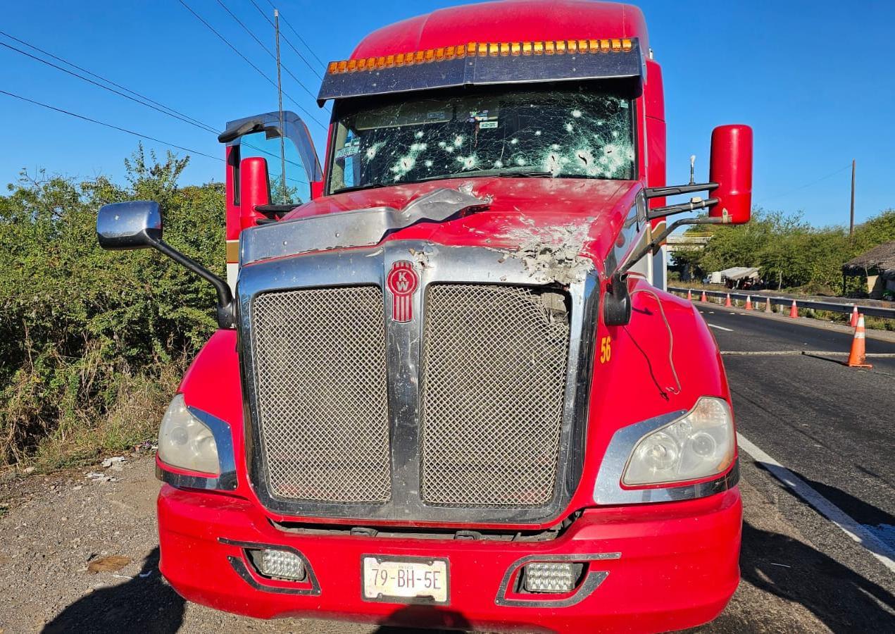 $!Disparan contra tráiler al sur de Escuinapa; roban a chofer, que resultó ileso