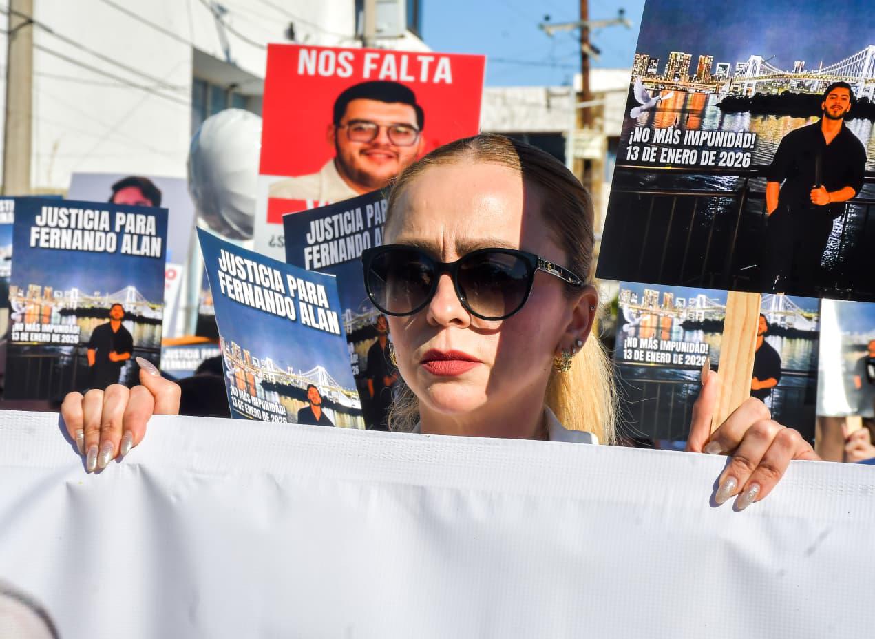 $!‘Fernando Alan no era un criminal’: marchan en Culiacán por justicia del joven muerto en operativo militar