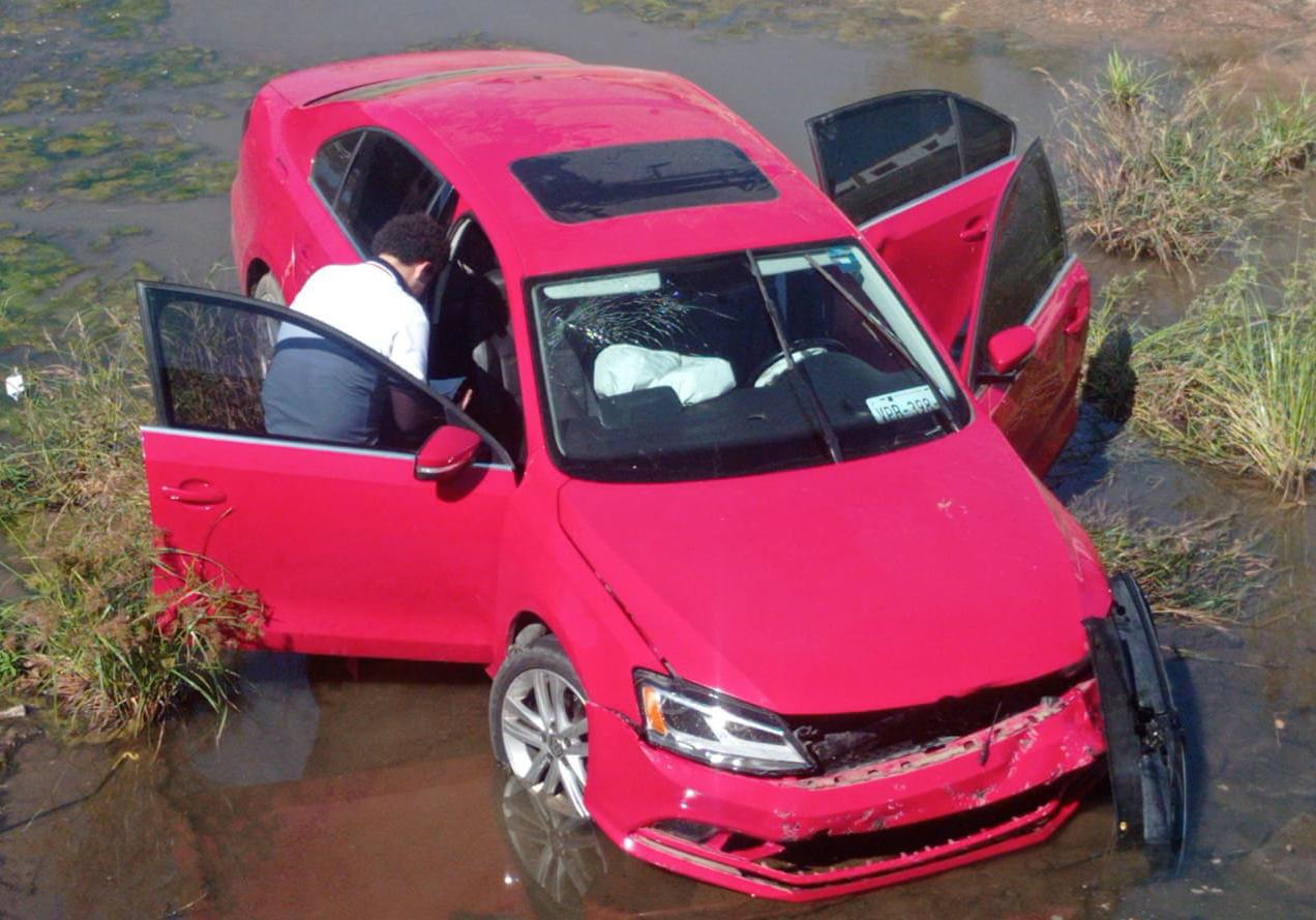 $!Auto cae a canal pluvial de Real del Valle en Mazatlán; hay dos lesionados