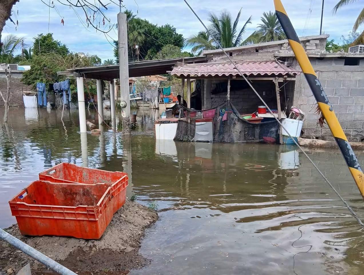 $!Familias de El Huitussi, en Guasave, bajo el agua por marejadas asociadas al mar de fondo y la tormenta Vance