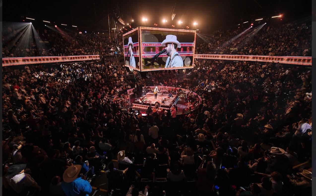 $!El ambiente se mantuvo festivo durante toda la noche, con miles de asistentes entregados a la música del sinaloense.