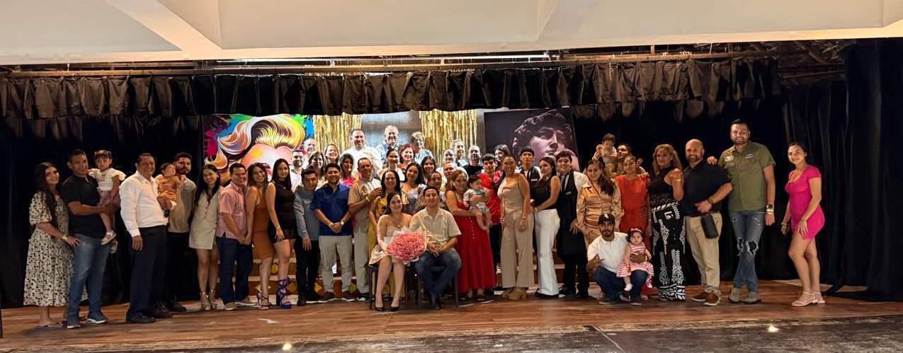 $!Los futuros esposos entre sus familiares y amigos.