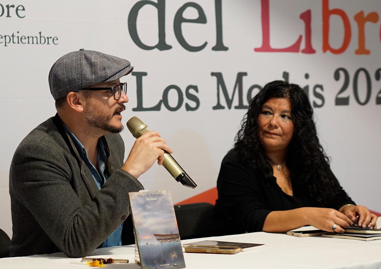 $!Miguel Inzunza, durante la presentación de su primer libro de poesía.
