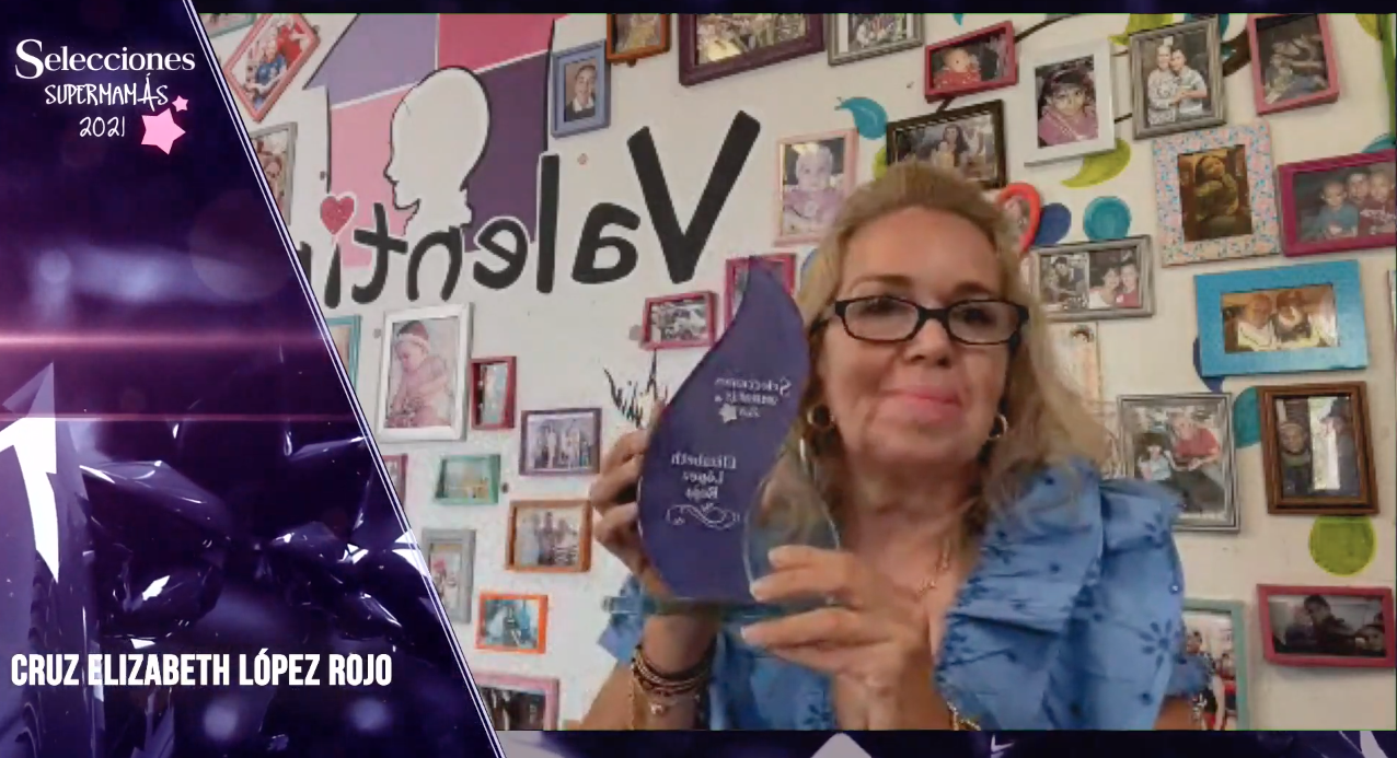 $!Recibe Cruz Elizabeth López el galardón de Supermamá 2021