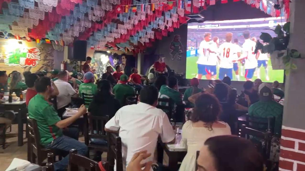 $!Pasión mundialista desborda en bares del Centro de Culiacán; México cae ante Inglaterra