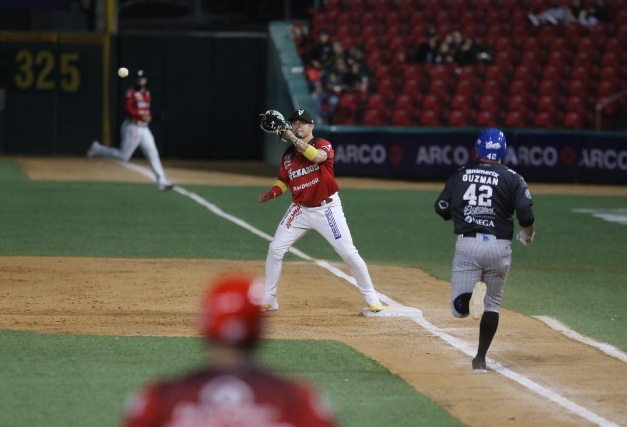 $!Yaquis acaricia liderato general al blanquear a Venados