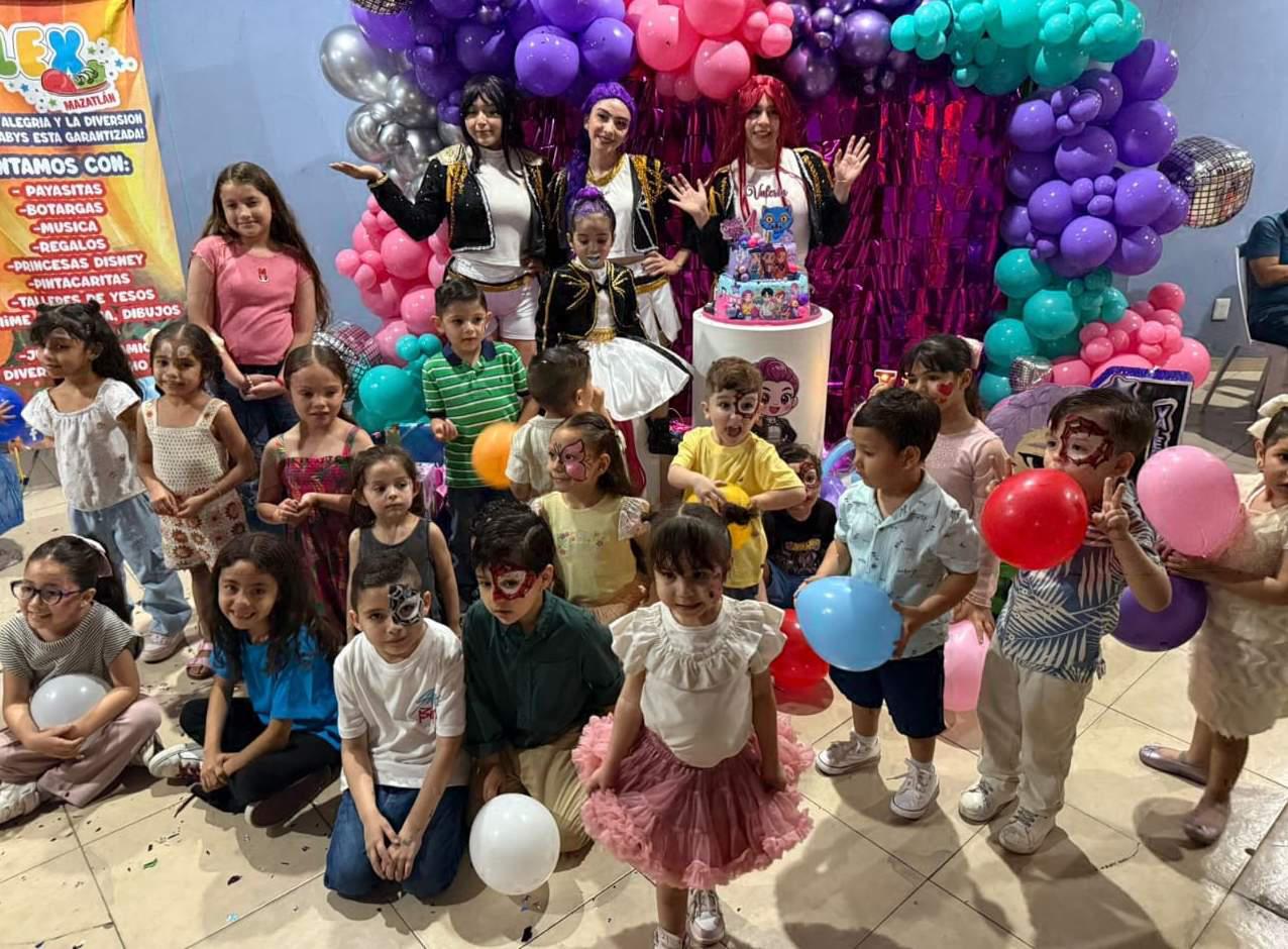 $!La cumpleañera entre sus invitados.
