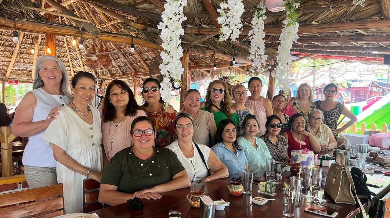 $!La festejada disfrutó de una agradable reunión en un restaurante campirano junto a sus amigas.
