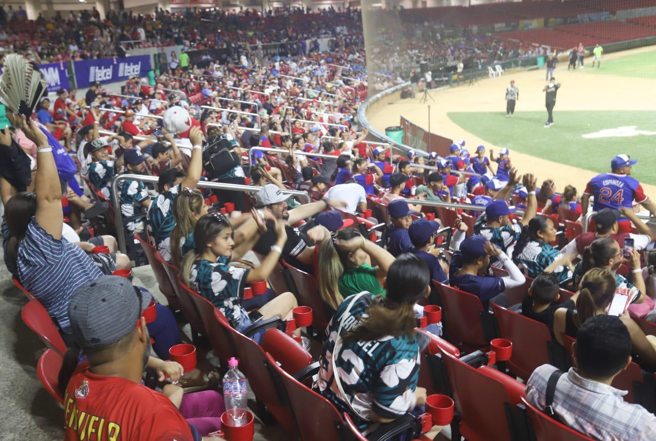 $!Entre fuegos artificiales y un ambiente de fiesta inauguran el Mazatlán Baseball Tournament