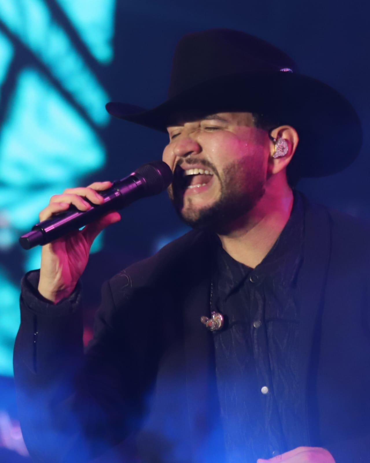 $!Edén Muñoz ‘prende’ a los mazatlecos en la coronación del Rey de la Alegría del Carnaval