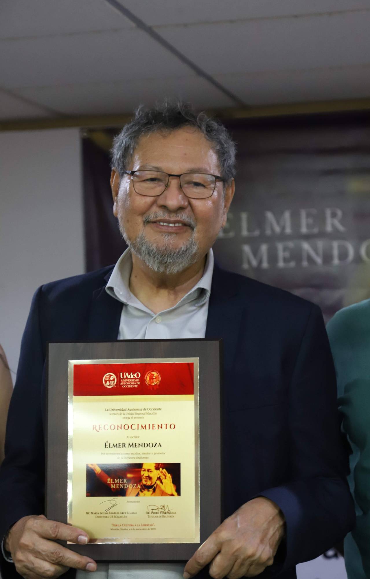 $!Élmer Mendoza con su reconocimiento.
