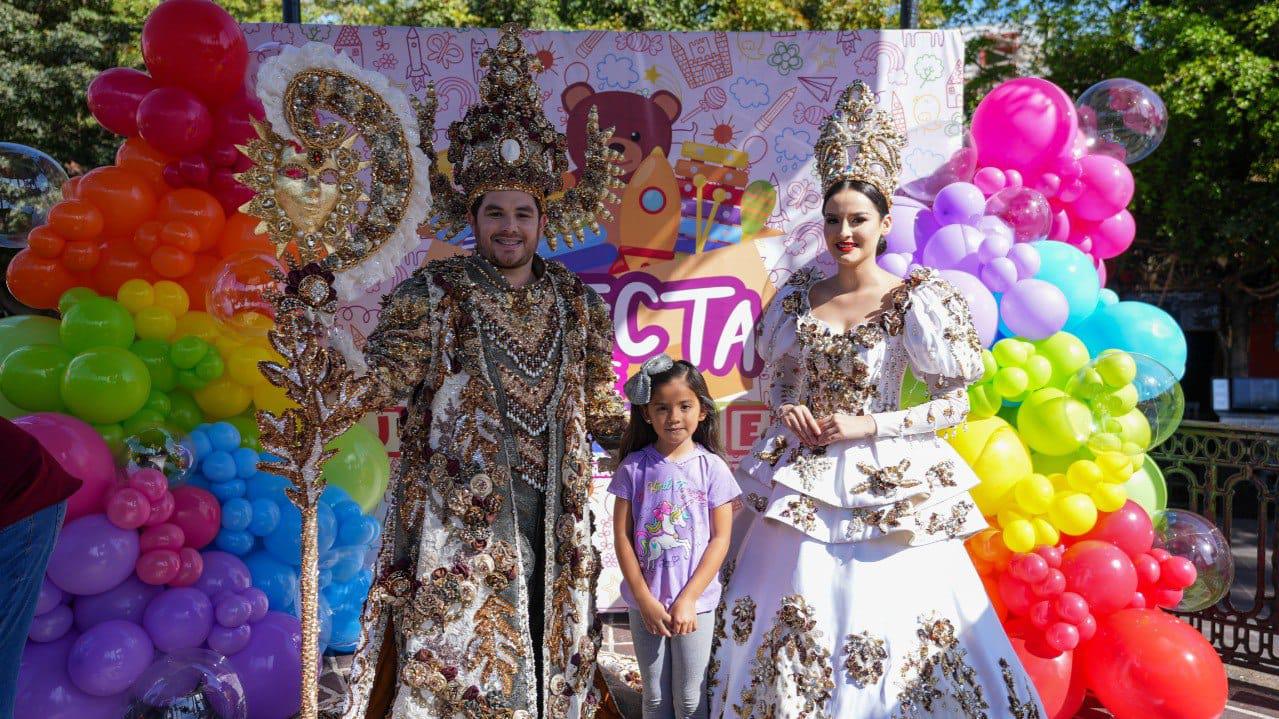 $!Se unen mazatlecos a la realeza del Carnaval para donar juguetes