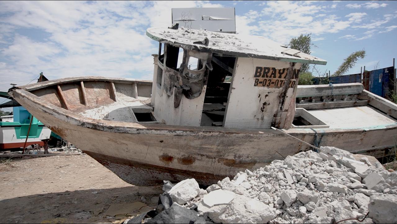 $!Embarcación abandonada en uno de los atracaderos que existen en áreas deprimidas de Puerto Bolívar. La pesca artesanal se ha vuelto un oficio poco rentable, según pescadores.