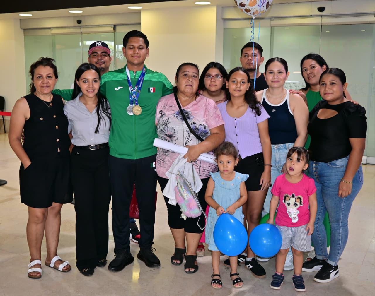 $!Dan emotiva bienvenida en Mazatlán a medallistas de los Juegos Panamericanos de la Juventud Sorda