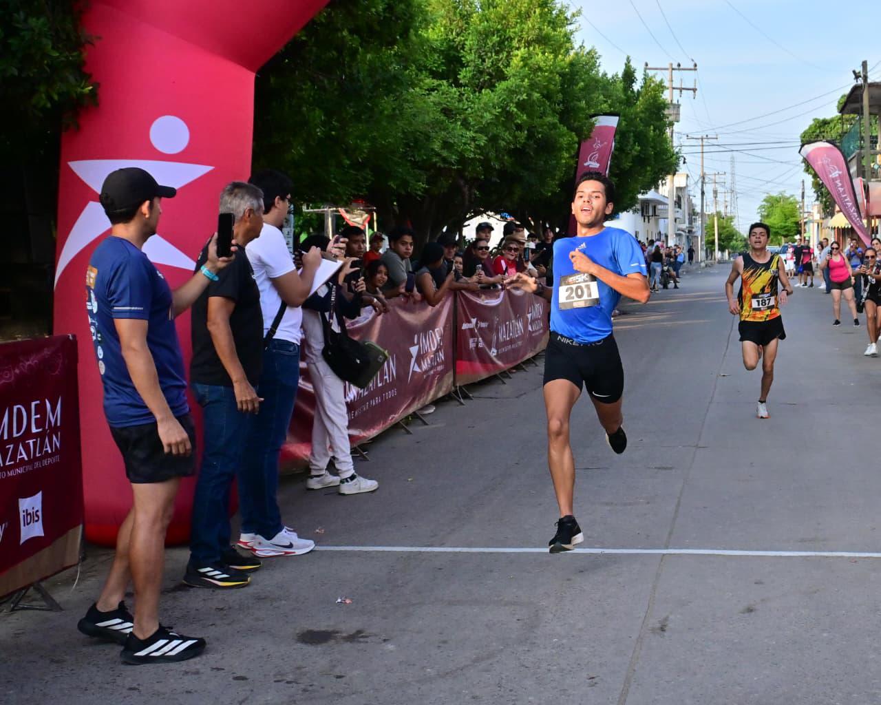 $!Norma Labrador y Juan Carlos Carbajal conquistan la Carrera San Juan 2026, en Mazatlán