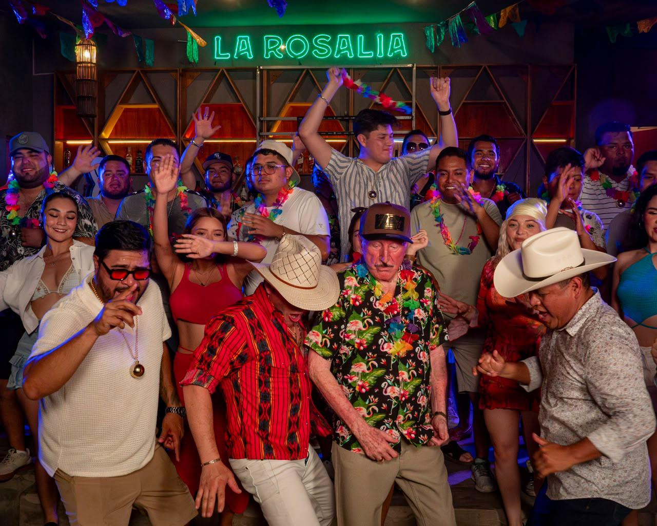 $!Los intérpretes durante la grabación de “La Churumbela”, nuevo tema de regional mexicano realizado en Mazatlán.