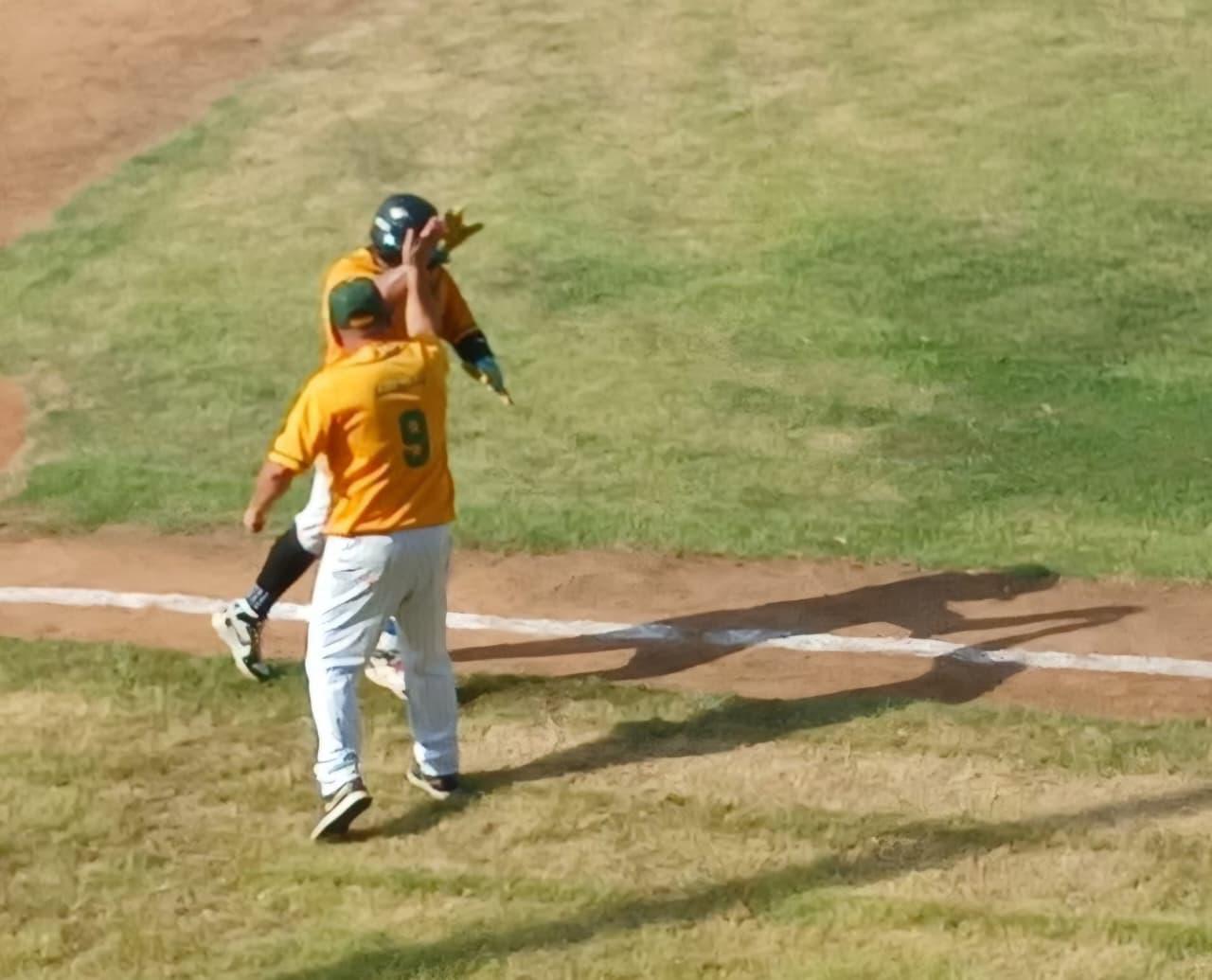 $!Blanquea El Roble a El Vainillo y empareja la serie de campeonato de la Liga de Beisbol Campesina Río Presidio Imdem