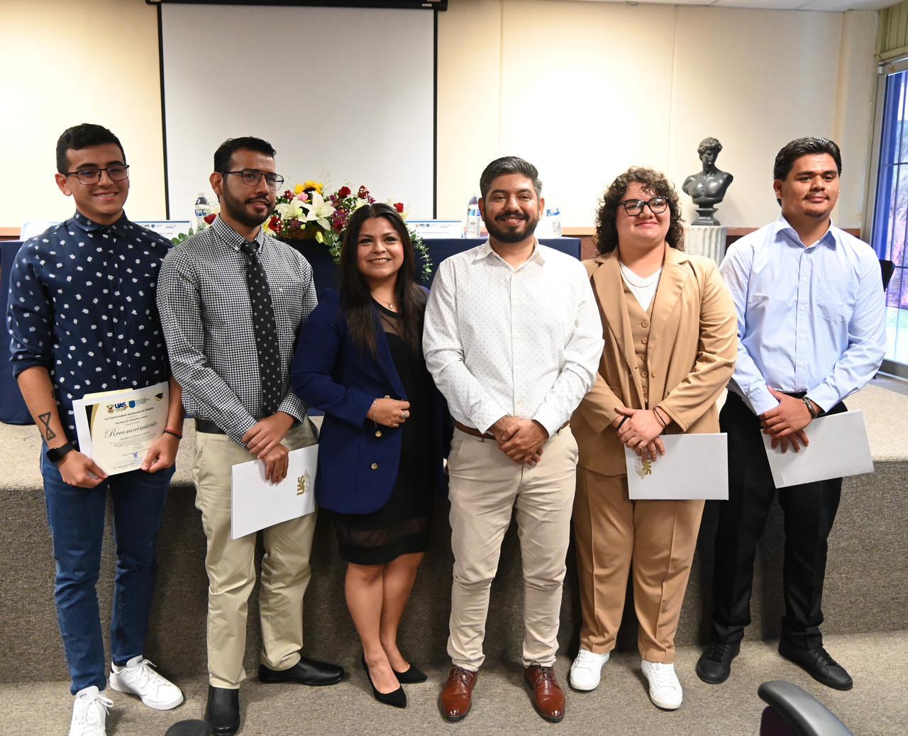 $!Humberto Quintero, periodista de Noroeste, se gradúa con excelencia de Periodismo en la UAS