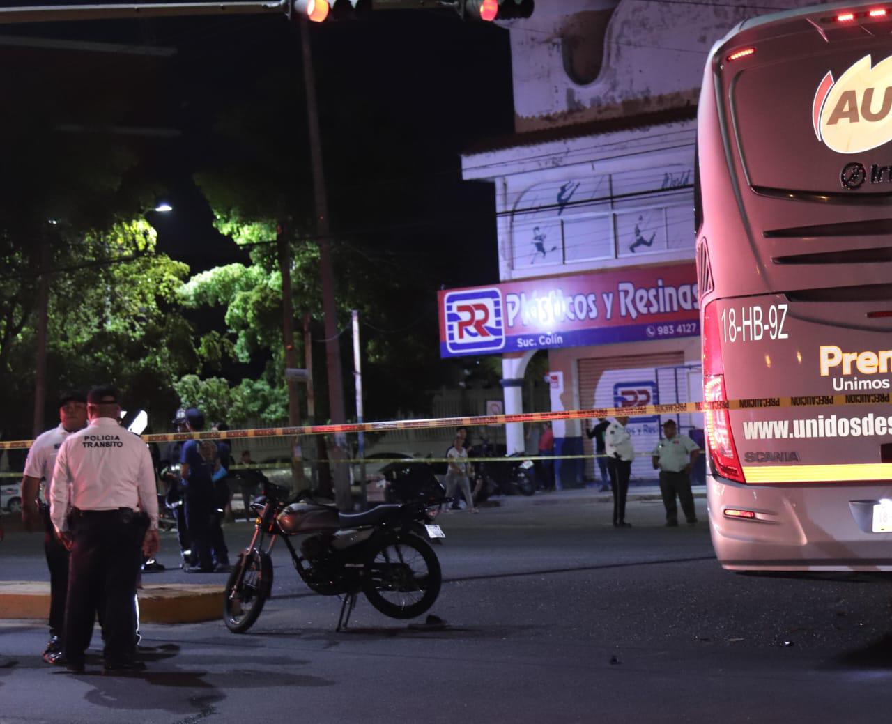 $!Motociclista muere arrollado por un autobús de pasajeros en la carretera Internacional en Mazatlán
