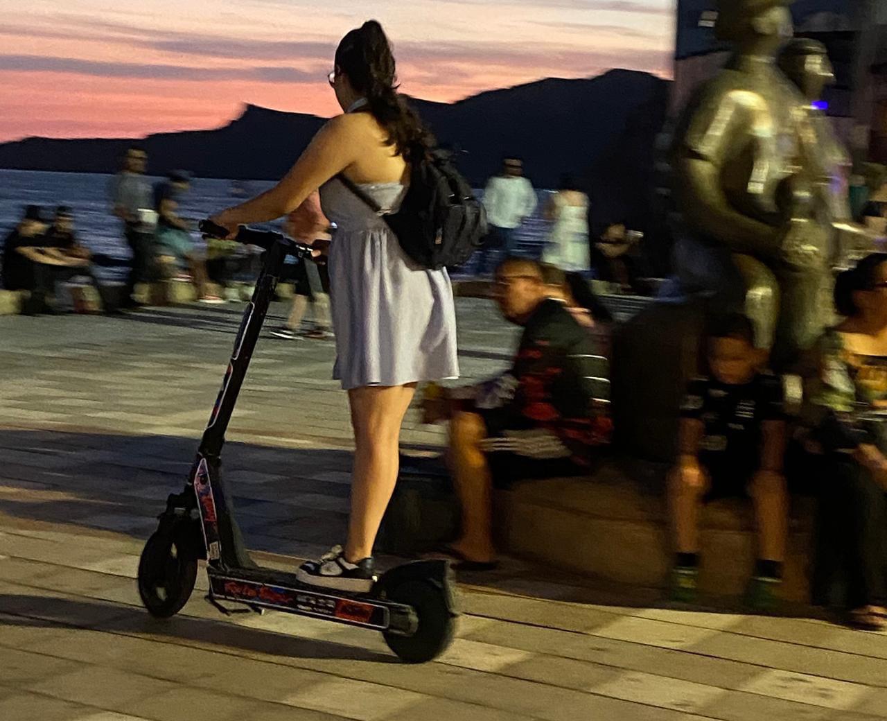 $!Usuarios de scooters mantienen cumplimiento de normas en el malecón de Mazatlán