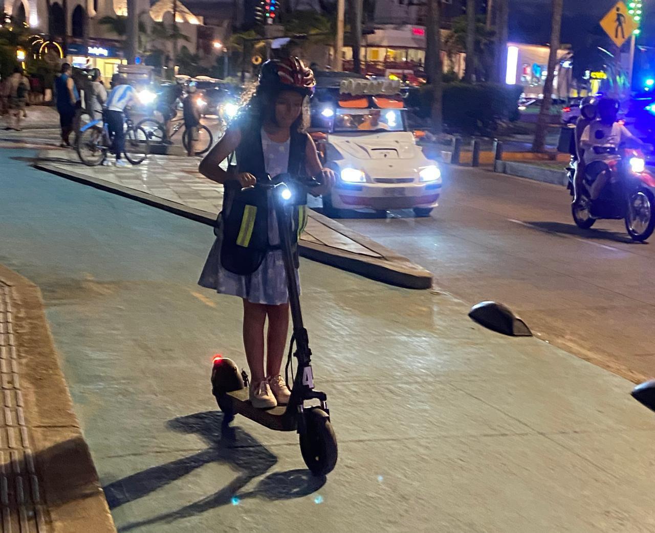 $!Usuarios de scooters mantienen cumplimiento de normas en el malecón de Mazatlán