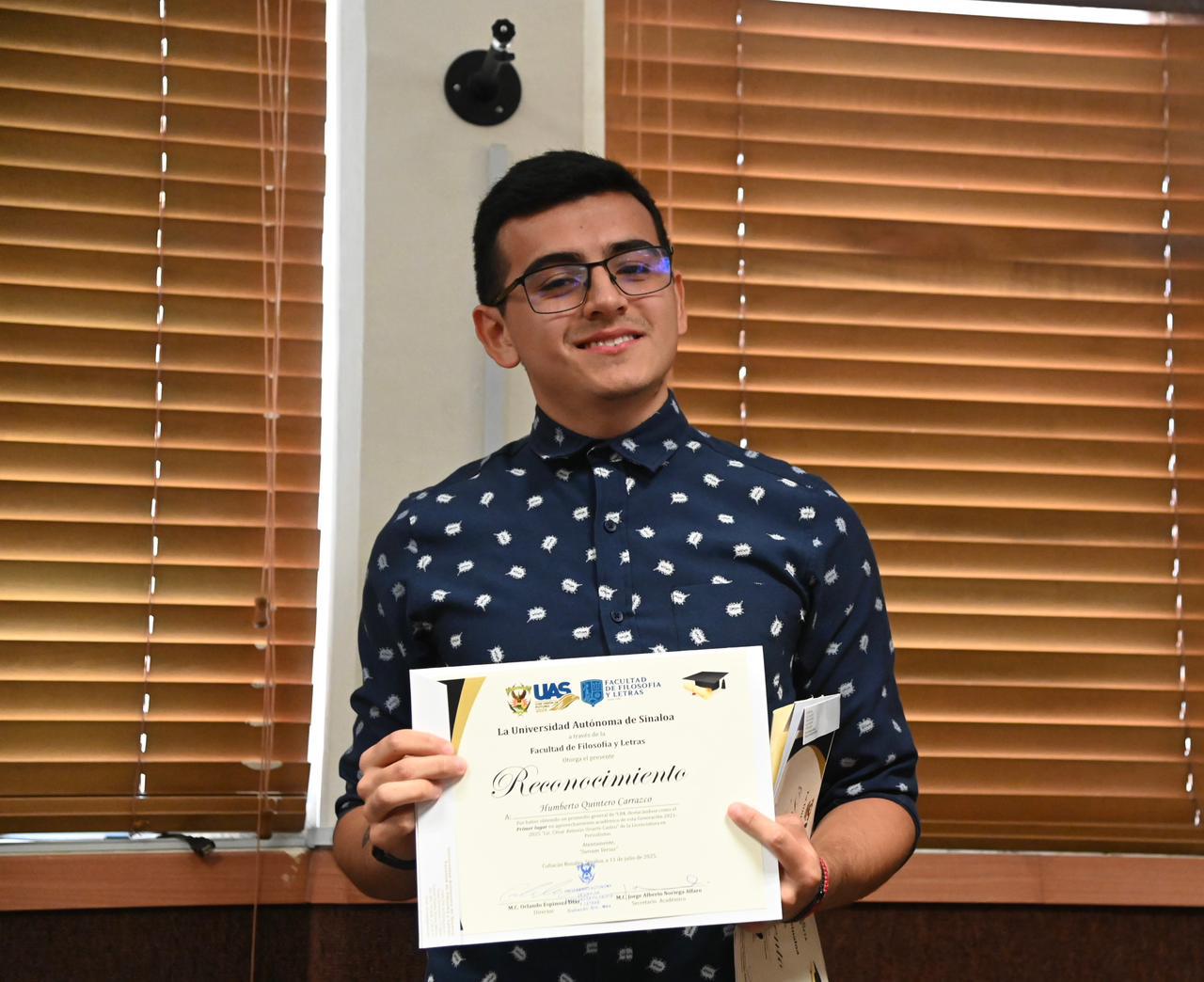 $!Humberto Quintero, periodista de Noroeste, se gradúa con excelencia de Periodismo en la UAS