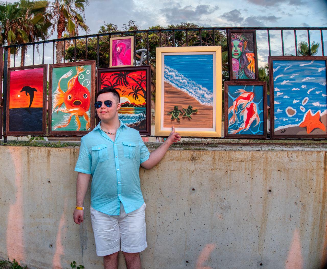 $!Este artista presenta su obra, el mar y las tortugas.