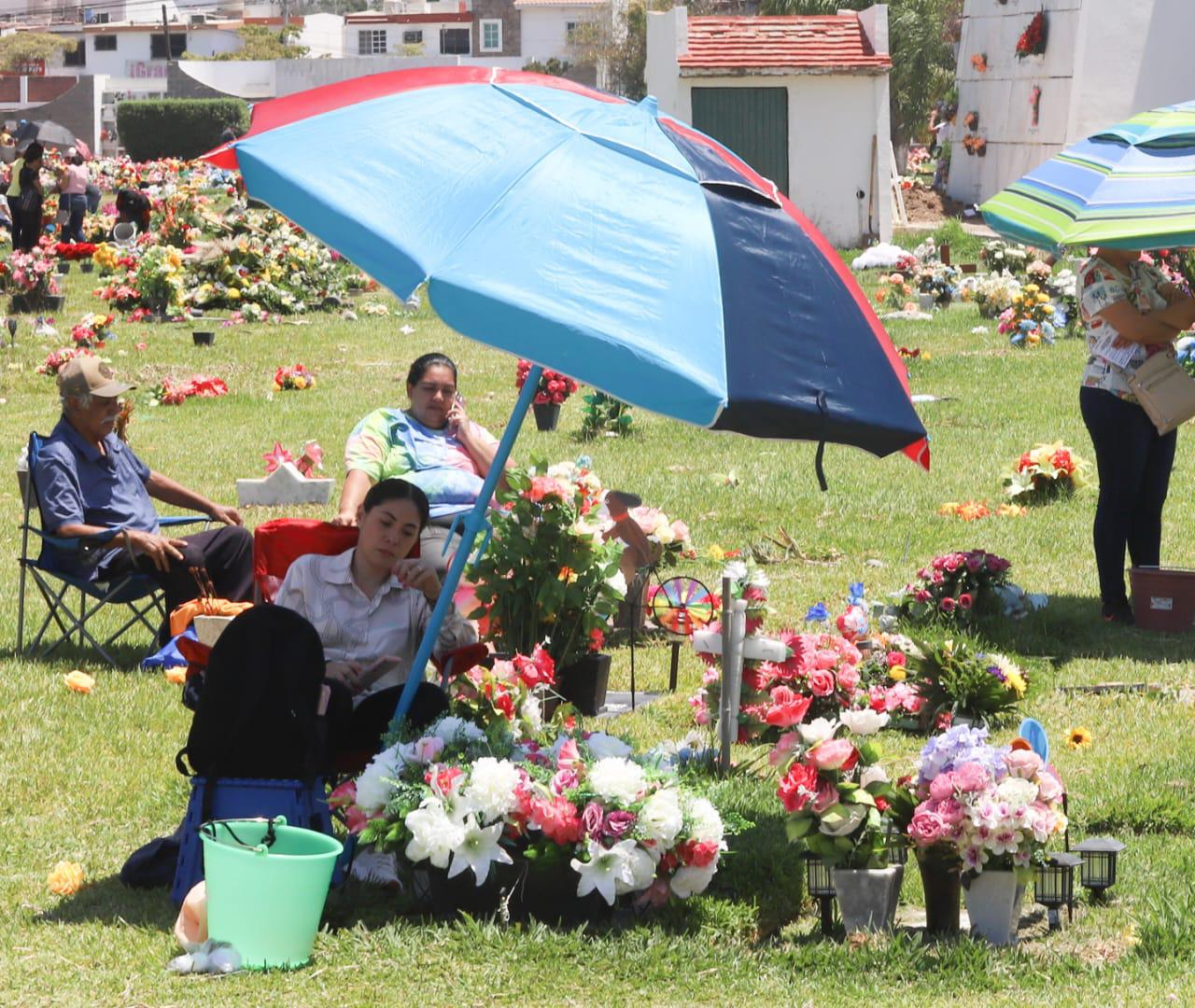 $!Acuden centenares de personas a dejar flores en panteones este Día de las Madres, en Mazatlán