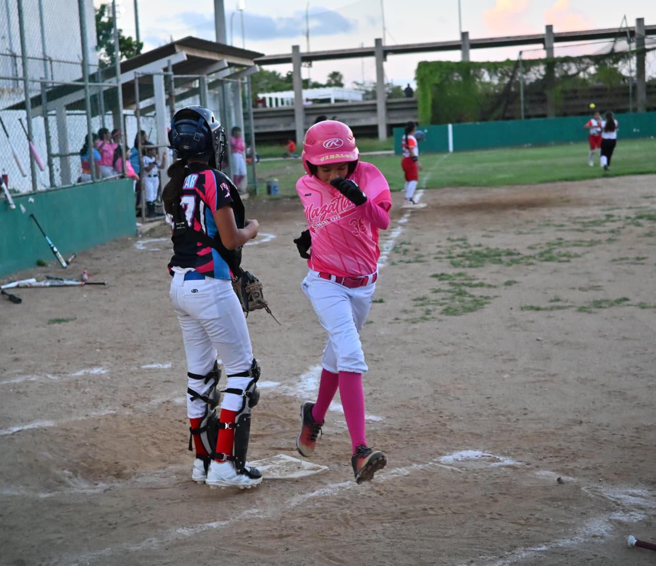 $!Muestran poder ofensivo en el arranque de la Liga Imdem de Softbol