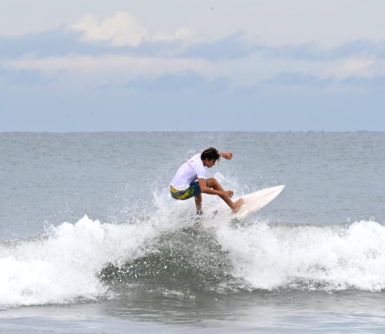 $!Dominan el mar en el municipal de surf, en Mazatlán