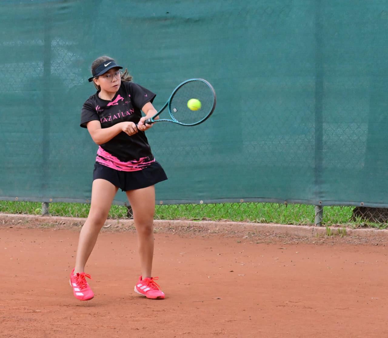 $!Califican siete mazatlecos a las semifinales en el estatal de tenis