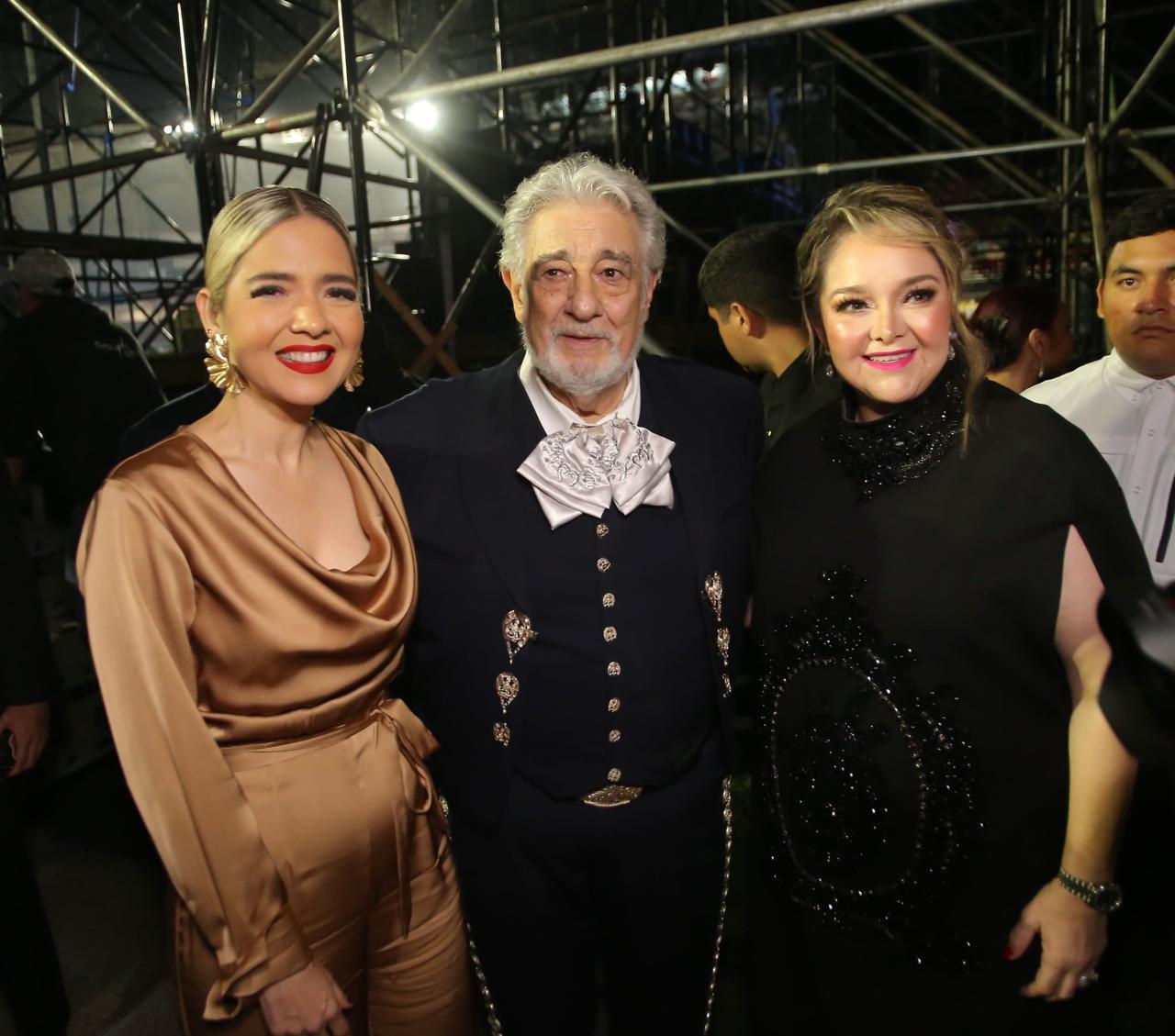 $!Plácido Domingo entre la Alcaldesa Estrella Domínguez y Eneyda Rocha, presidenta de DIF Estatal.