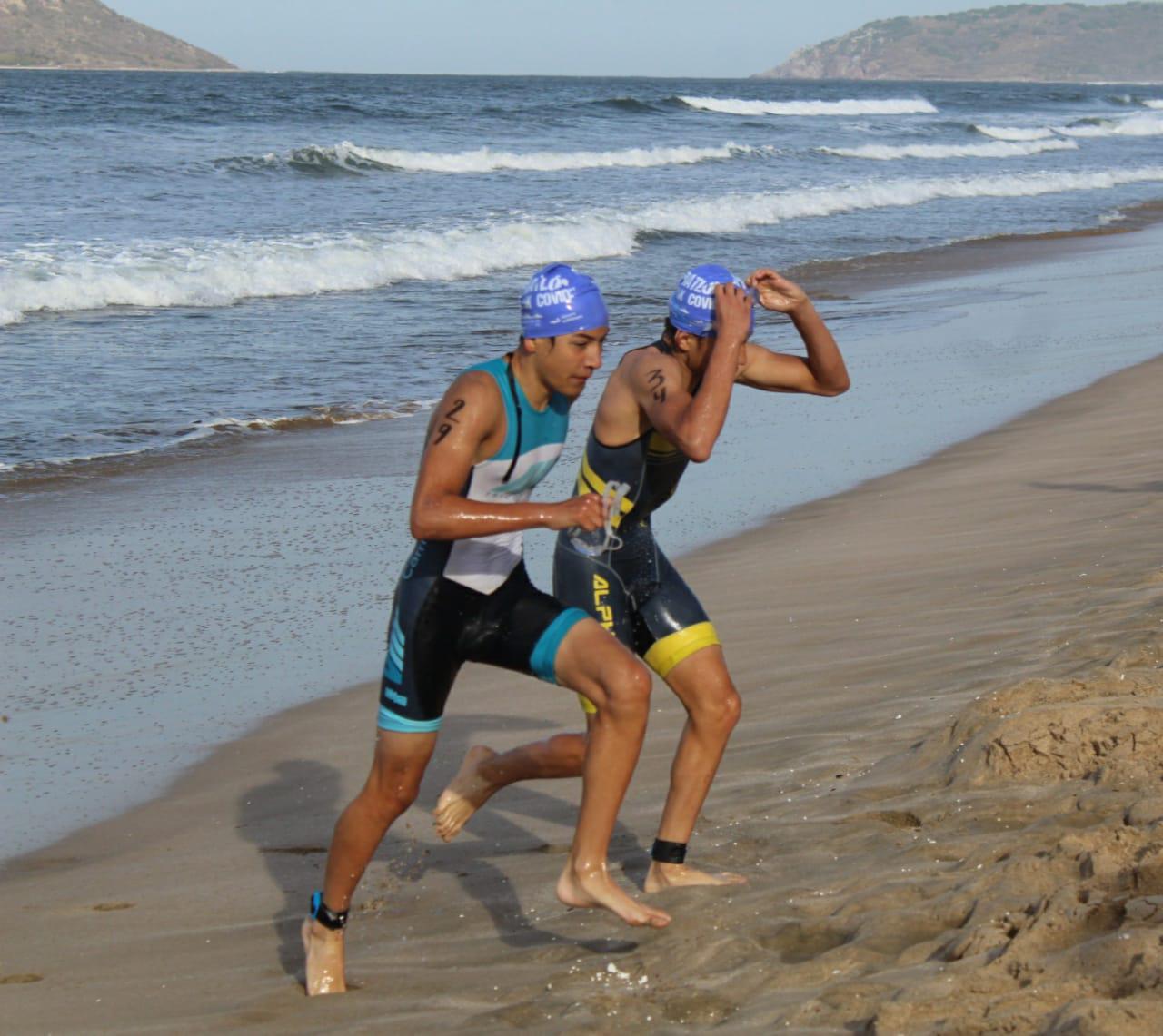 $!Mercedes Romero y René Martínez imponen su clase en Triatlón F&amp;5K Covid Mazatlán 2021