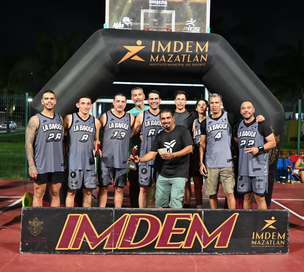 $!Imponen su juego los nuevos reyes de la Liga de Baloncesto del Parque Lineal