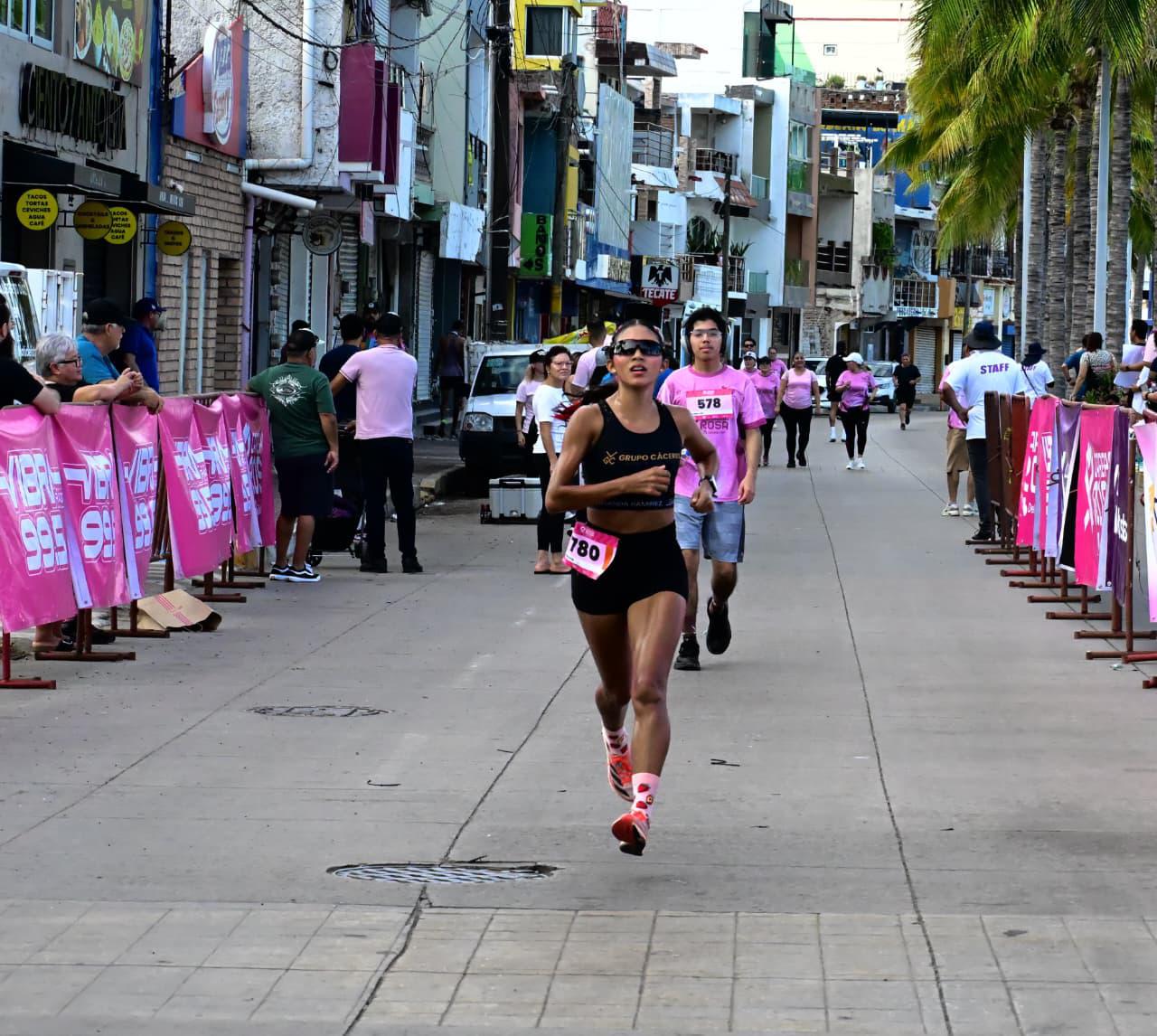 $!Promueven prevención del cáncer de mama con la tradicional Carrera Rosa en el malecón de Mazatlán