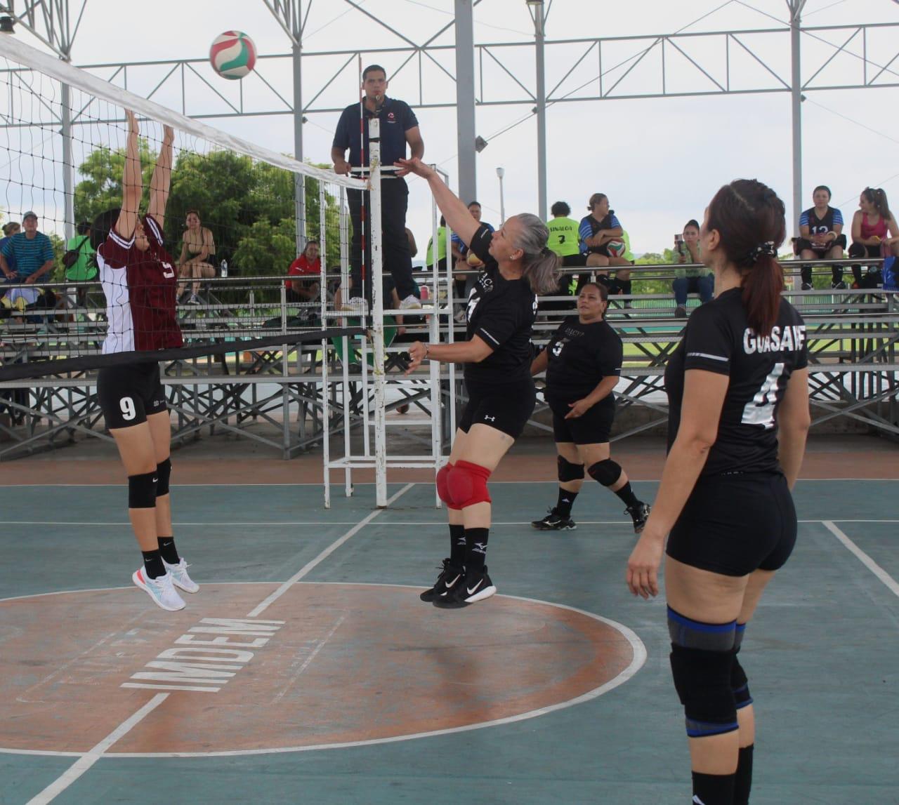 $!Intensa jornada en Festival de Voleibol en honor a Salvador González