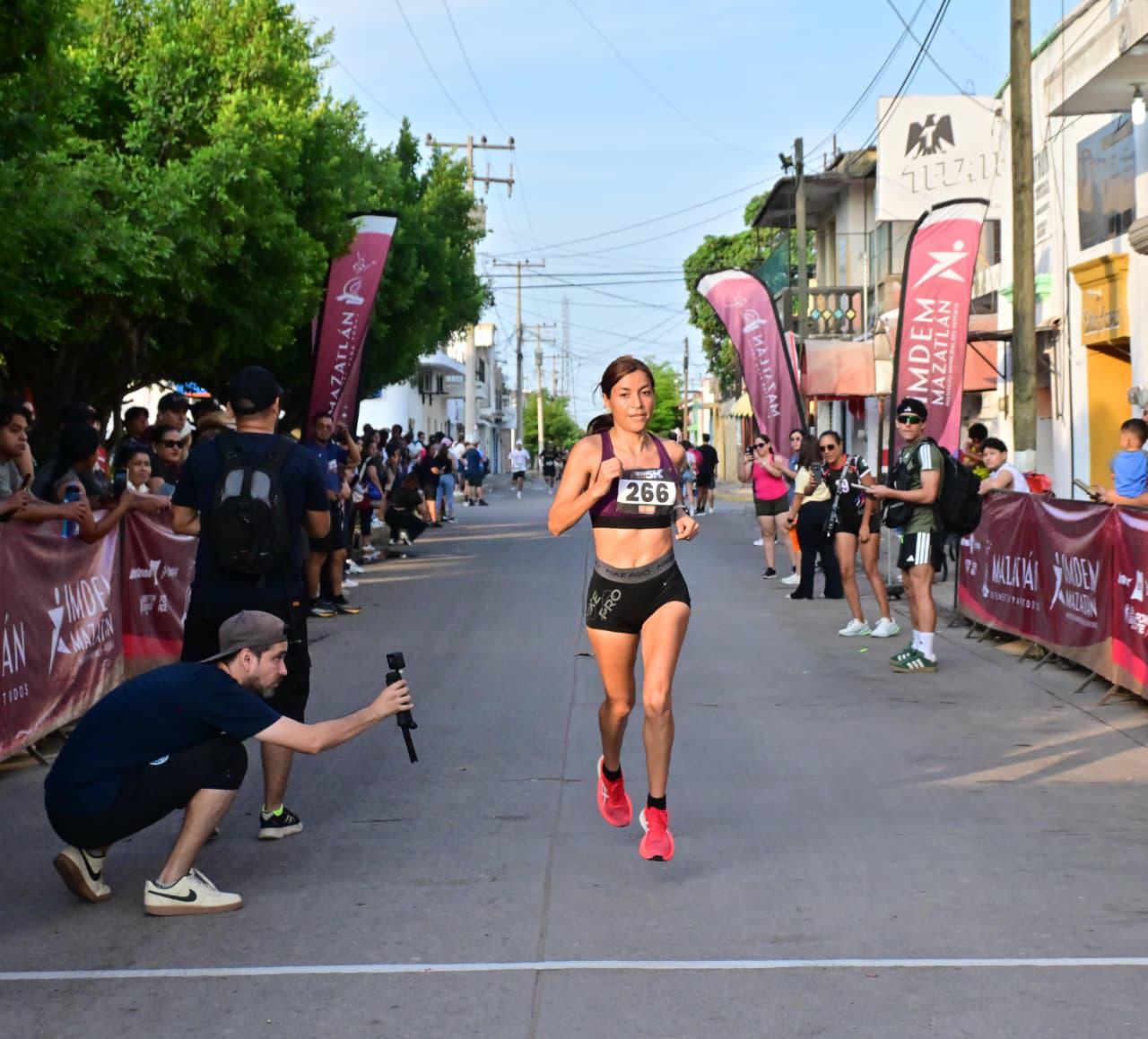 $!Norma Labrador y Juan Carlos Carbajal conquistan la Carrera San Juan 2026, en Mazatlán