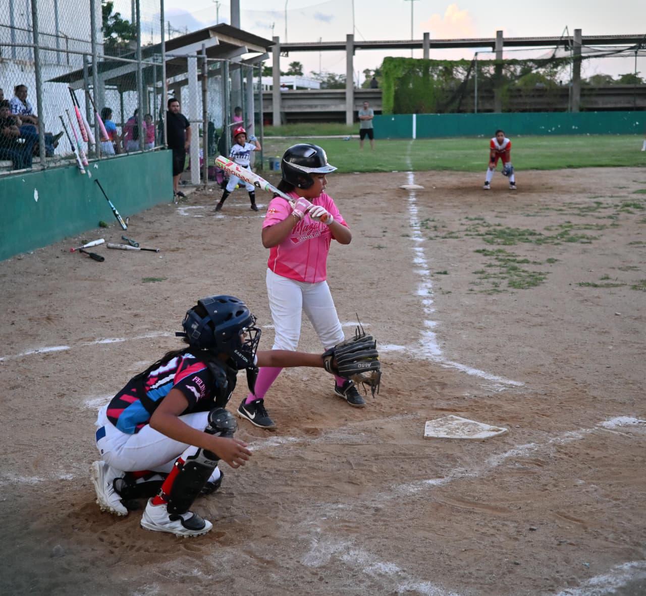 $!Muestran poder ofensivo en el arranque de la Liga Imdem de Softbol