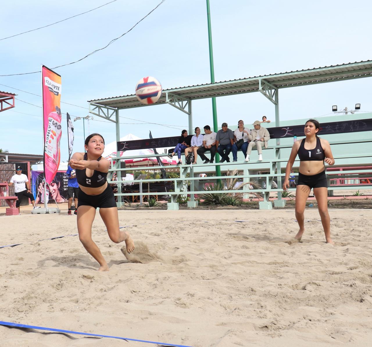 $!La primera es de plata para Mazatlán, en estatal de voleibol de playa