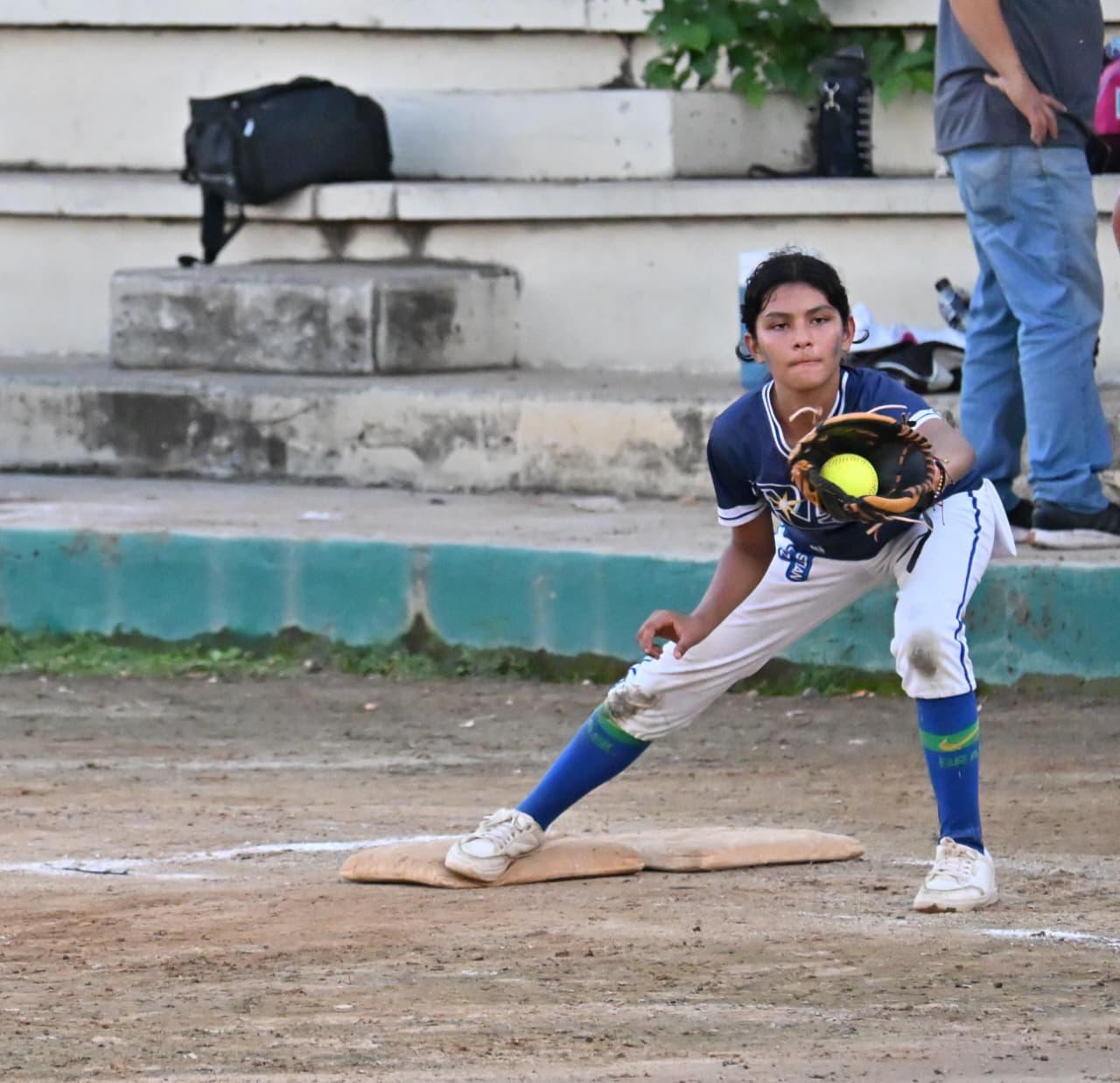 $!Muestran poder ofensivo en el arranque de la Liga Imdem de Softbol