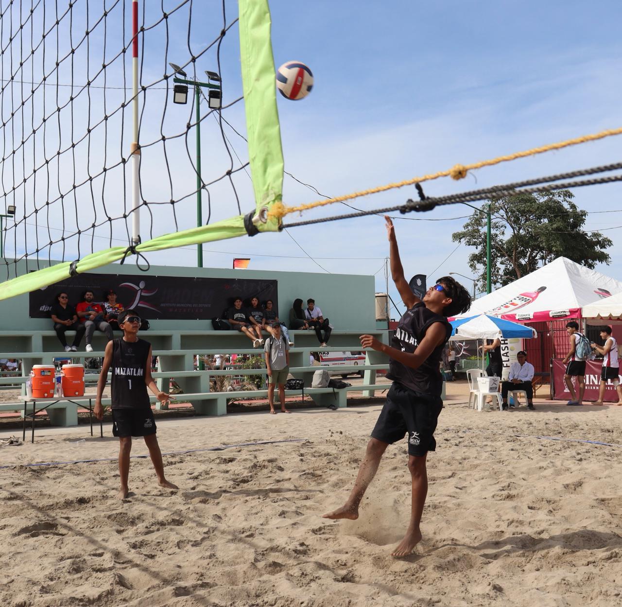$!La primera es de plata para Mazatlán, en estatal de voleibol de playa