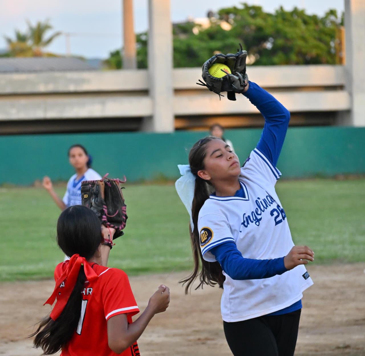 $!Muestran poder ofensivo en el arranque de la Liga Imdem de Softbol