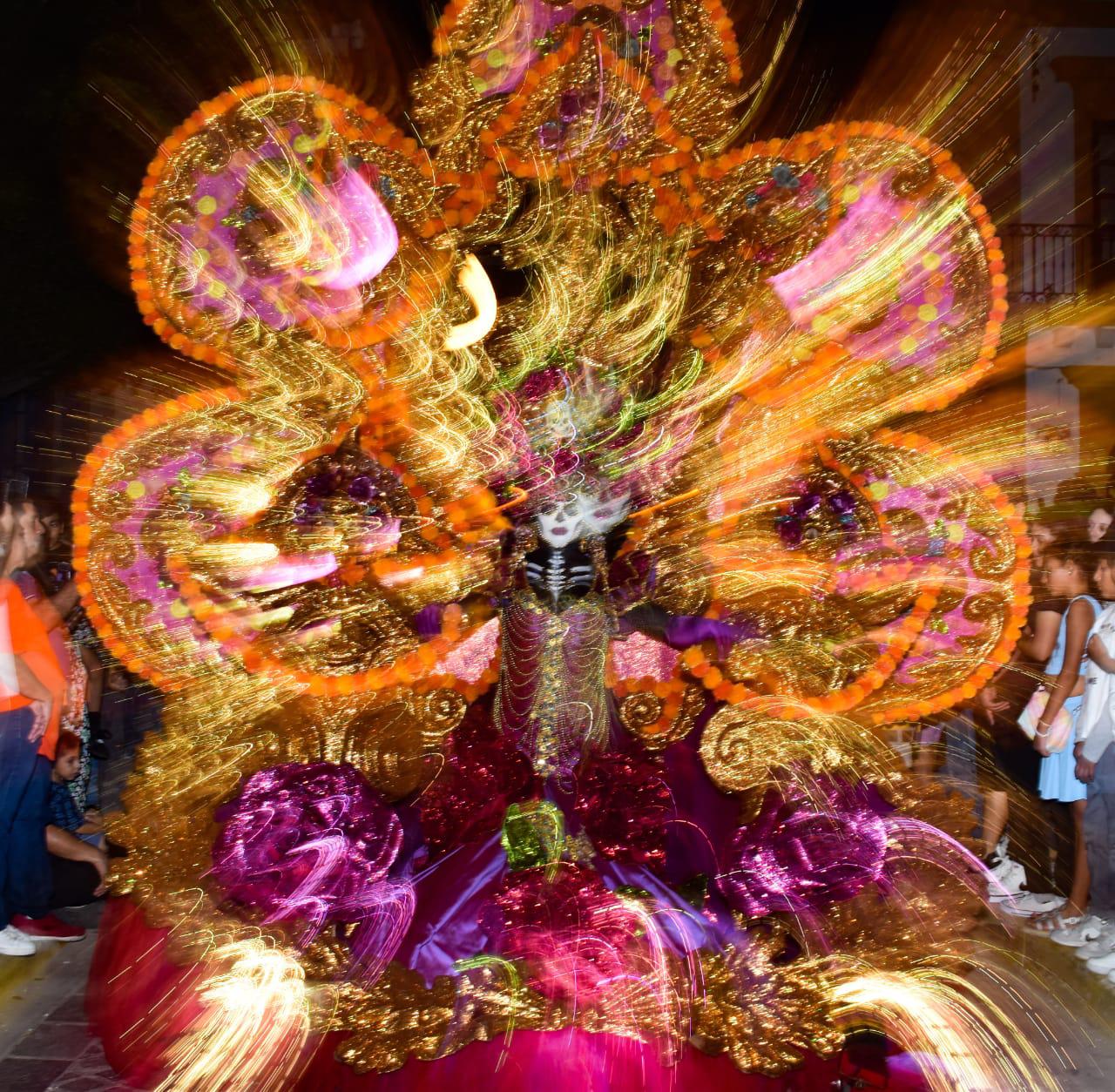 $!Miles de personas disfrutan de la tradicional callejoneada en el Centro Histórico de Mazatlán