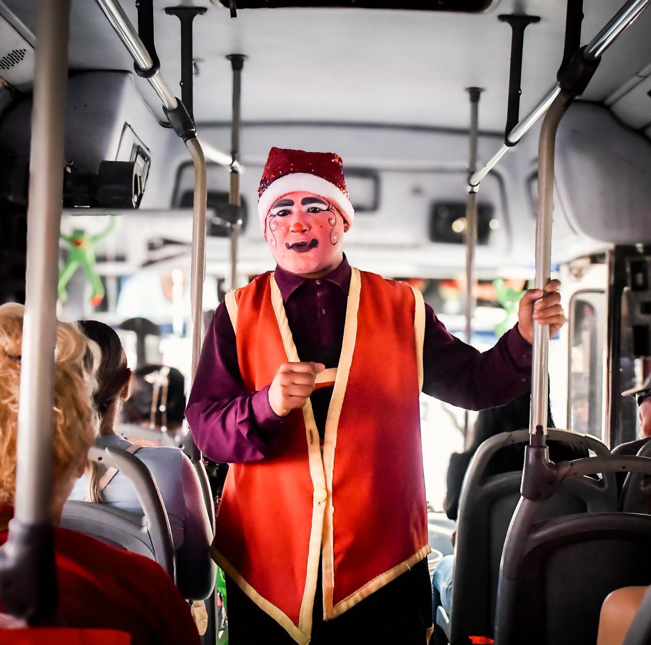 $!‘Corbatita’, el payaso que lleva sonrisas a los camiones de Culiacán